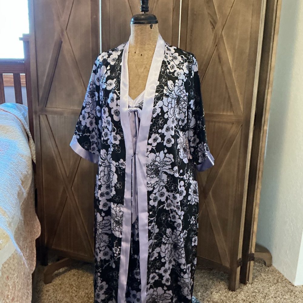 Jones New York Black and Purple Floral Robe